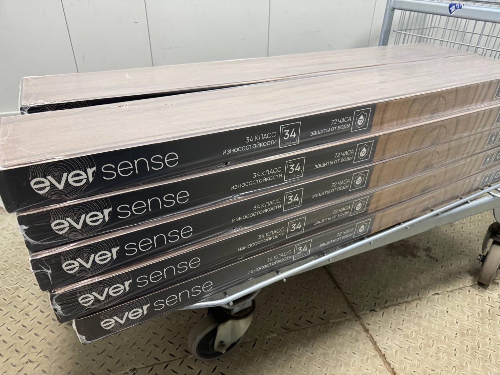 Пять упаковок ламината Eversense на тележке перед выдачей